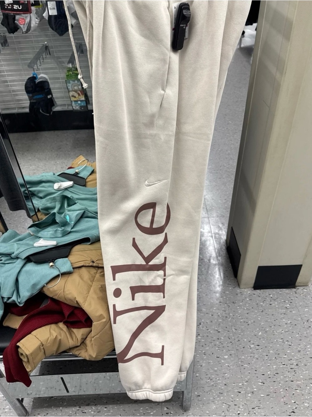 Nike Sportswear Phoenix Fleece
Women's Oversized Logo
Sweatpants in cream
